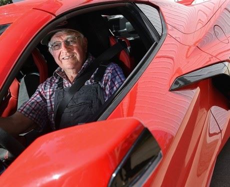 87-летний пенсионер купил спорткар для поездок за продуктами