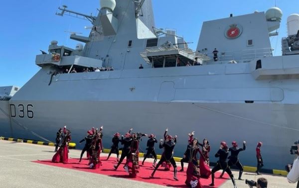 Британский эсминец в Грузии встретили танцами
