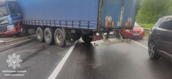 ДТП на трассе Киев-Чоп: движение частично заблокировано