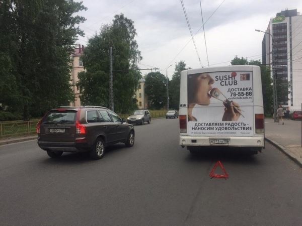 Петрозаводчанка получила травмы в маршрутке, которую подрезал лихач на «БМВ»