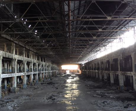 Посмотрите на заброшенный автомобильный завод, которому 96 лет