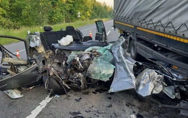 Смертельное ДТП под Киевом: легковушка столкнулась с грузовиком