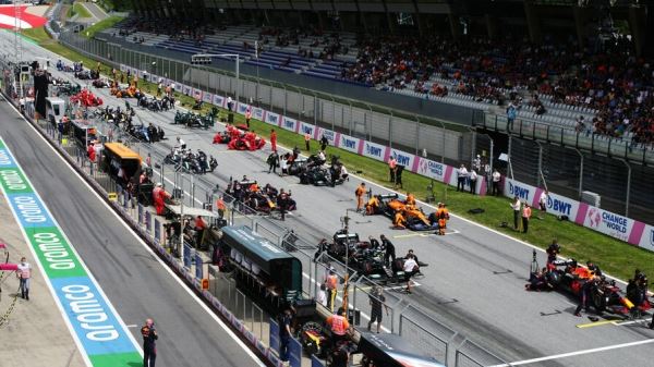 В FIA признали, что корректируют правила из-за борьбы Mercedes и Red Bull