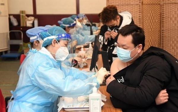 В Китае сделали уже миллиард COVID-прививок