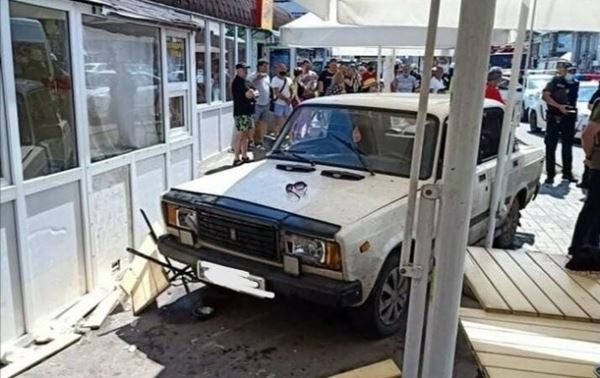 В Сумах авто сбило людей на летней площадке кафе