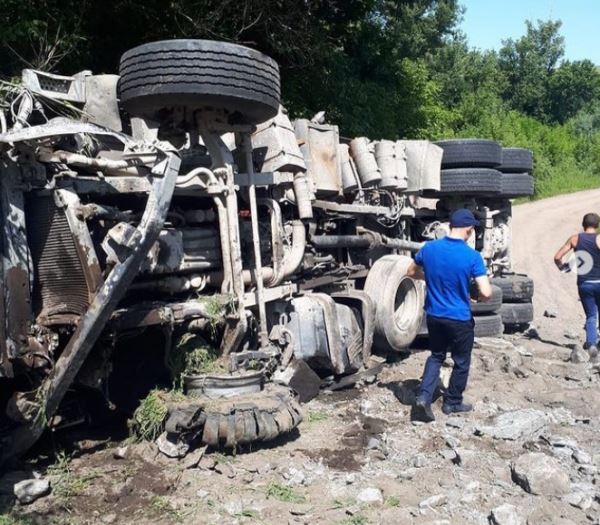 Въехал в ограждение и перевернулся: водитель грузовика пострадал в ДТП в Ростовской области