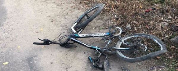 В Омской области автомобиль насмерть сбил велосипедиста