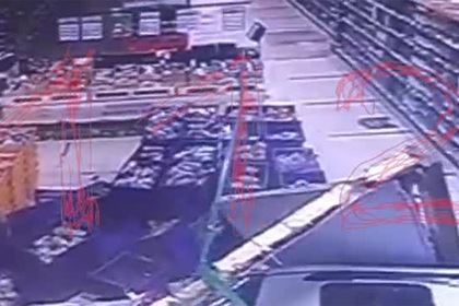 В российском городе машина протаранила супермаркет и попала на видео
