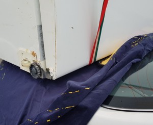 Водитель Тойоты Камри попытался перевезти холодильник на машине