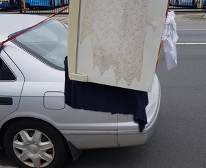 Водитель Тойоты Камри попытался перевезти холодильник на машине