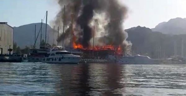 Возле турецкого курорта Мармарис горят леса