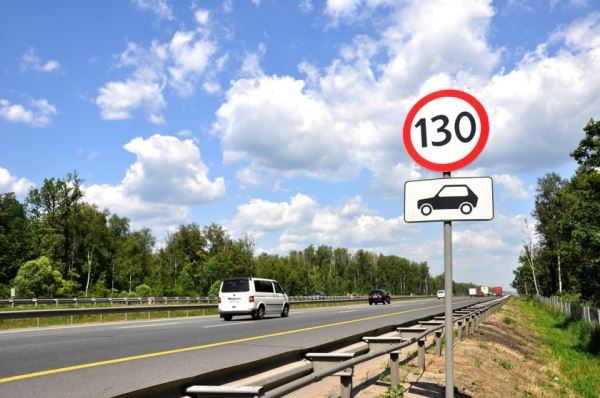 ГИБДД допустила увеличение скорости до 150 км/ч на некоторых дорогах