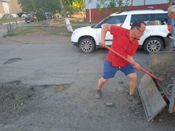 Оренбургский коммунист засыпал ямы асфальтовым срезом на улице Карла Маркса