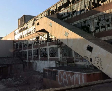 Посмотрите на заброшенный автомобильный завод, которому 96 лет