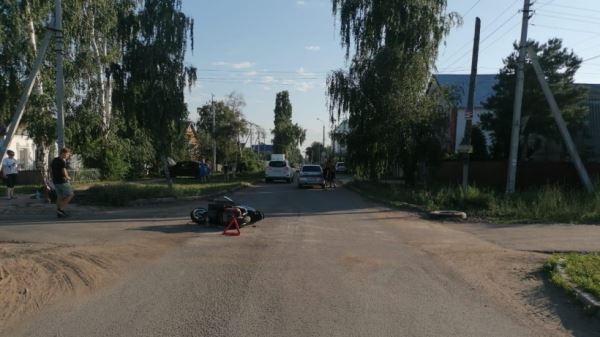 В Балакове мотоциклист врезался в «Волгу» и попал в больницу