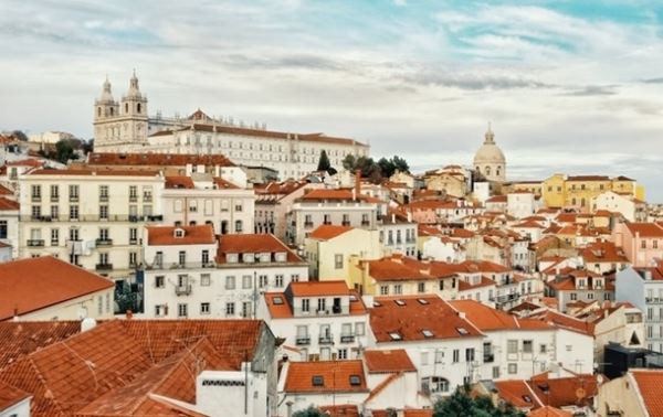 Португалия из-за пандемии вводит комендантский час 