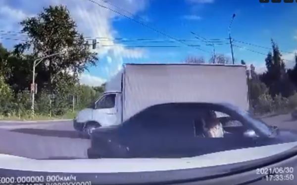 В Рязани водитель-нарушитель плюнул на соседний автомобиль